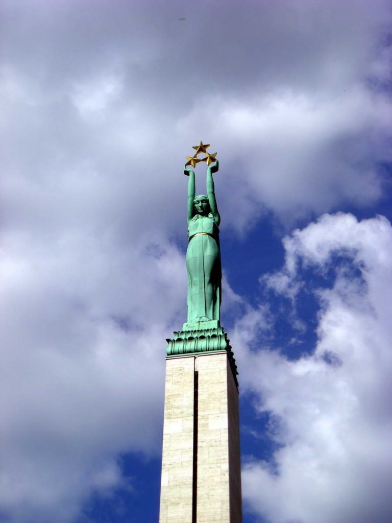 Vera Muhina je redefinisala ovaj spomenik – umesto Majke Letonije, žena koja je centralni deo spomenika preimenovana u Majku Domovinu, a 3 zvezde petokrake sa grba Letonije sada su imala da znače tri nove baltičke republike koje su pristupile Savezu
