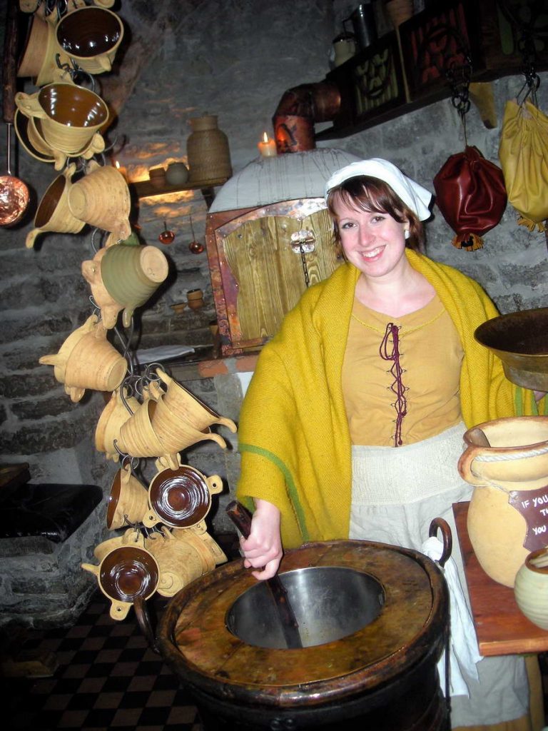 Supa od heljde za 1 evro u Gradskoj kući, a služi je devojka u narodnoj nošnji
