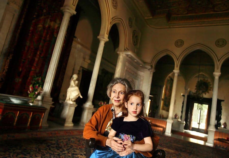 „Die letzte Dame des Nahen Ostens“: Lady Yvonne Cochrane Sursock mit ihrer Enkelin Ariana.