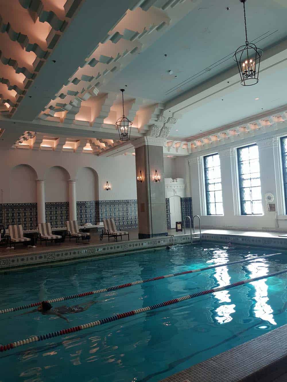 Das Schwimmbad im Hotel „InterContinental“ bewahrt die Erinnerung an Johnny Weissmüller und Esther Williams 