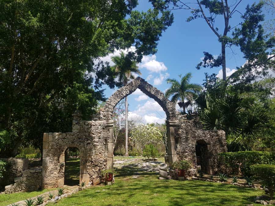 Der Charm des kolonialen Mexikos: Eingang in die Hazienda Chichén Itzá 