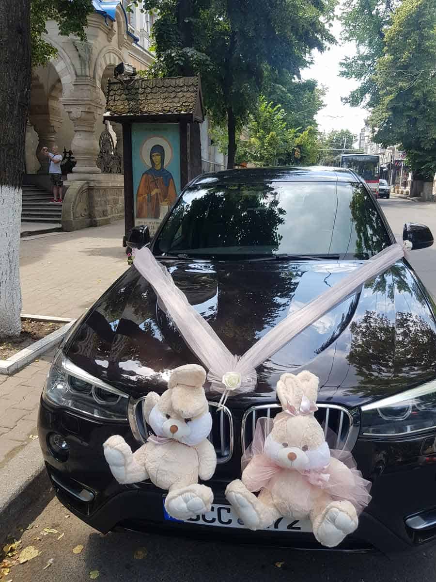 JUST MARRIED: A detail in front of the church in Chişinău