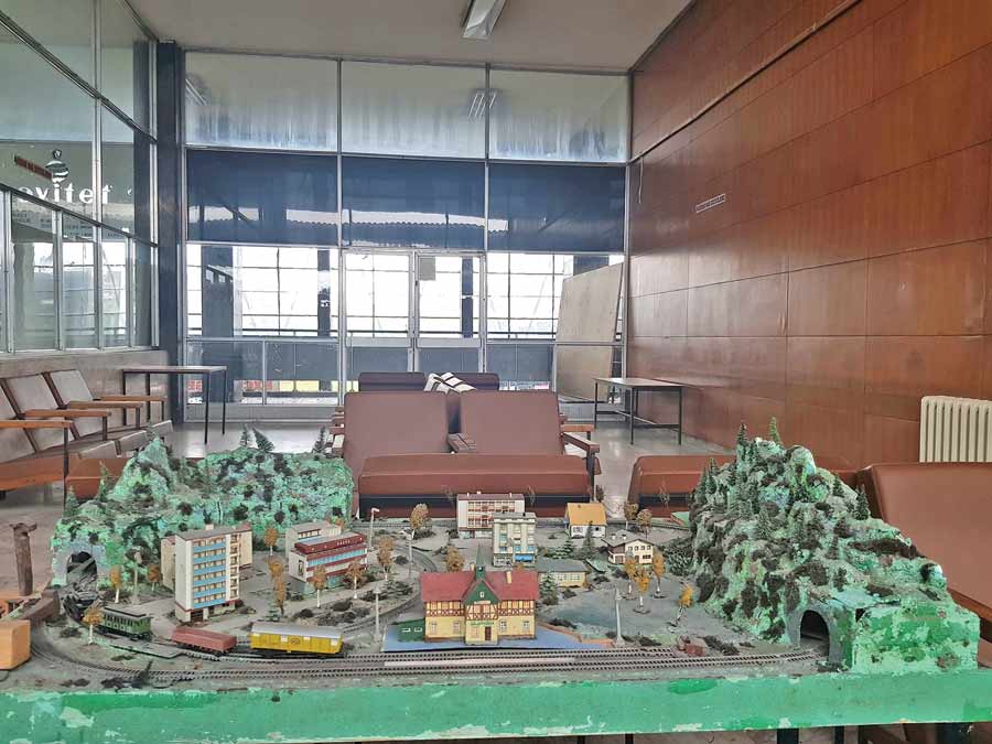 FIRST CLASS WAITING ROOM: Train model and dust
