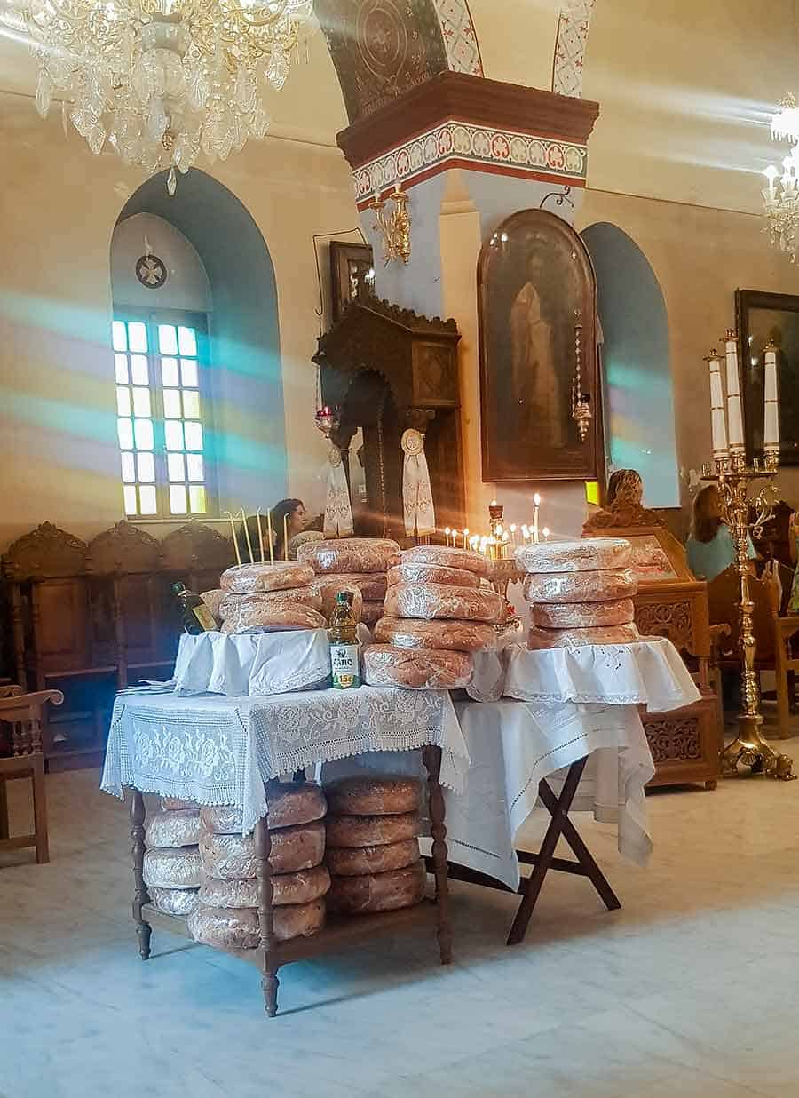 Crkva na Milosu: Vernici donose hleb i maslinovo ulje na osveštavanje