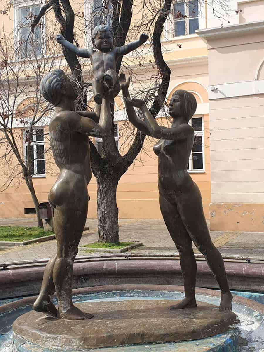 Rad Slobodana Kojića: Skulptura "Porodica" ispred Narodnog muzeja