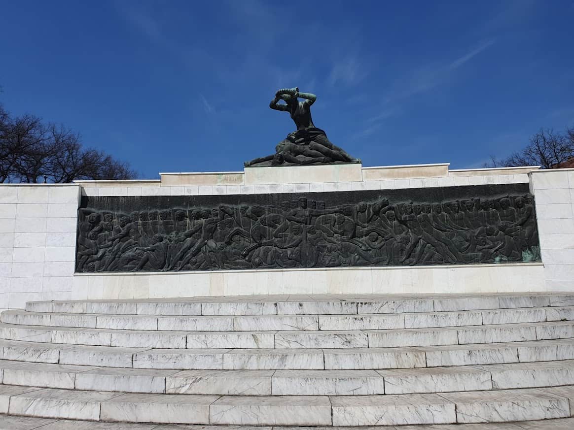 Remek-delo Tome Rosandića: Spomenik žrtavama fašizma na istoimenom trgu