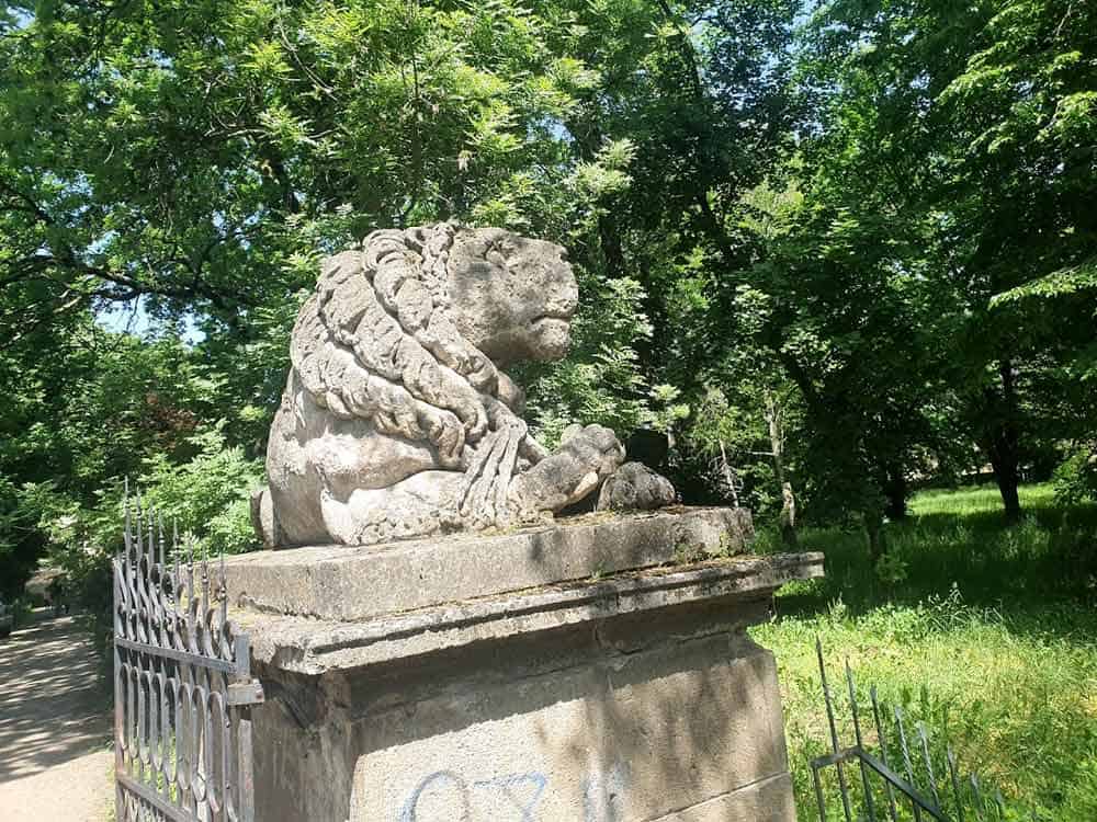 ČUVAR: Lav na ulazu u Dvorac Dunđerski