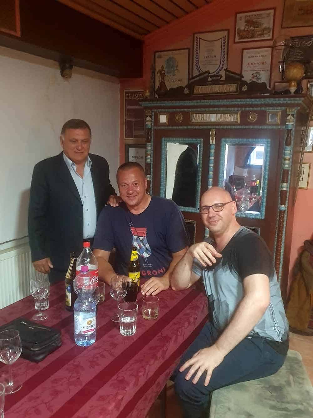 DOMAĆINI: Sa Janom Vozarom i Pavelom Surovim, uz "palinku", pivo i kulen