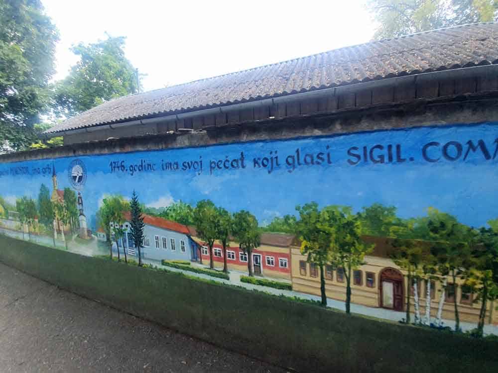 ISTORIJA SELA: Mural na zidu Osnovne škole "22. oktobar" u Bačkom Monoštoru