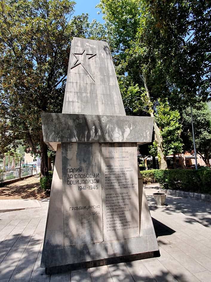 TRAGIČAN KRAJ 1944: Spomenik ubijenim meštanima u Risnu