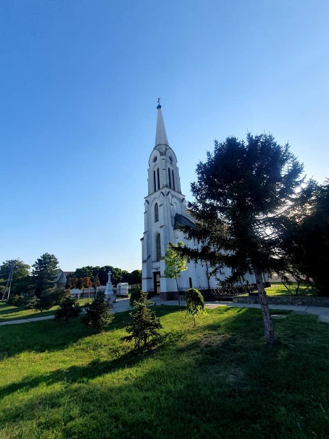 Posvećena Sv. Stefanu, mađarskom kraju: Katolička crkva u Skorenovcu