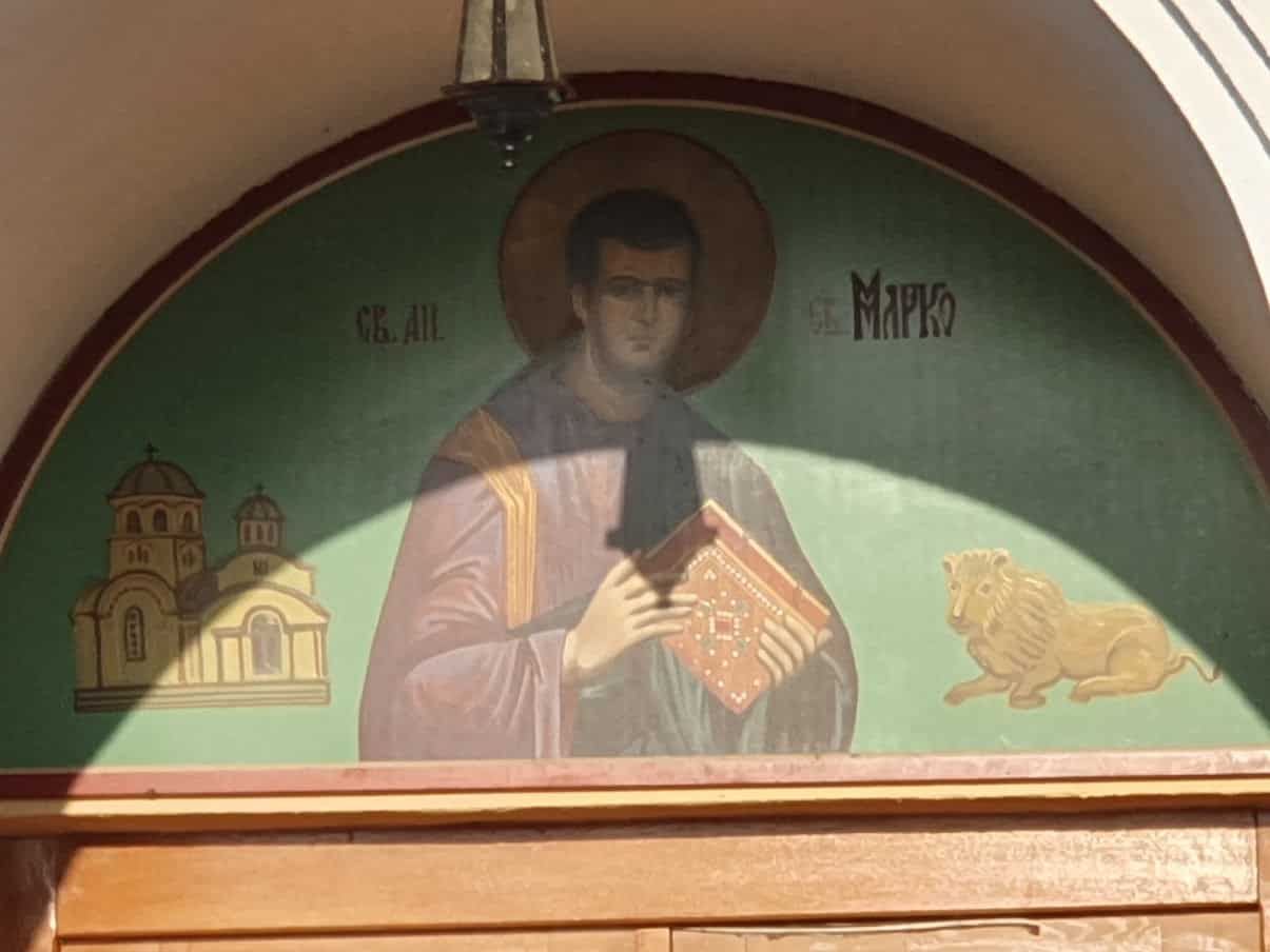FRESKA: Pokojni Marko Stojanović (27) prikazan je na ulazu u crkvu kao Sv. Marko