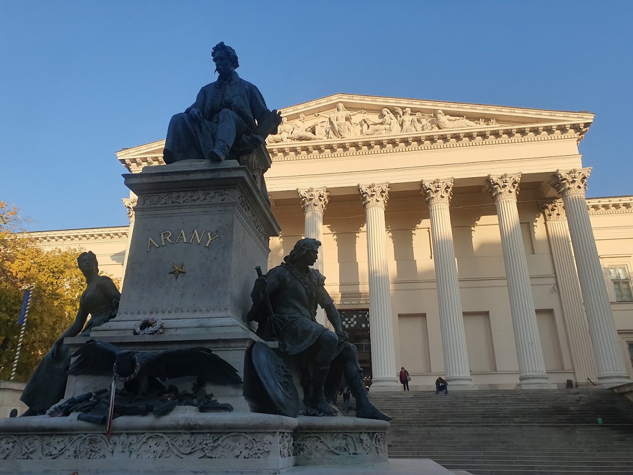 Umetnost ispred politike ali samo izvan muzeja: Statua pesnika Janoša Aranija ispred Mađarskog nacionalnog muzeja