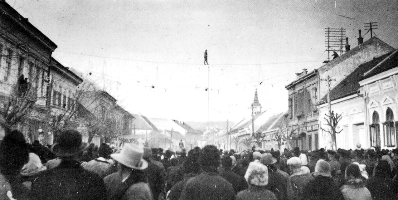ATRAKCIJA: Artur Štrohšnajer hoda po žici nad Glavnom ulicom 1931.