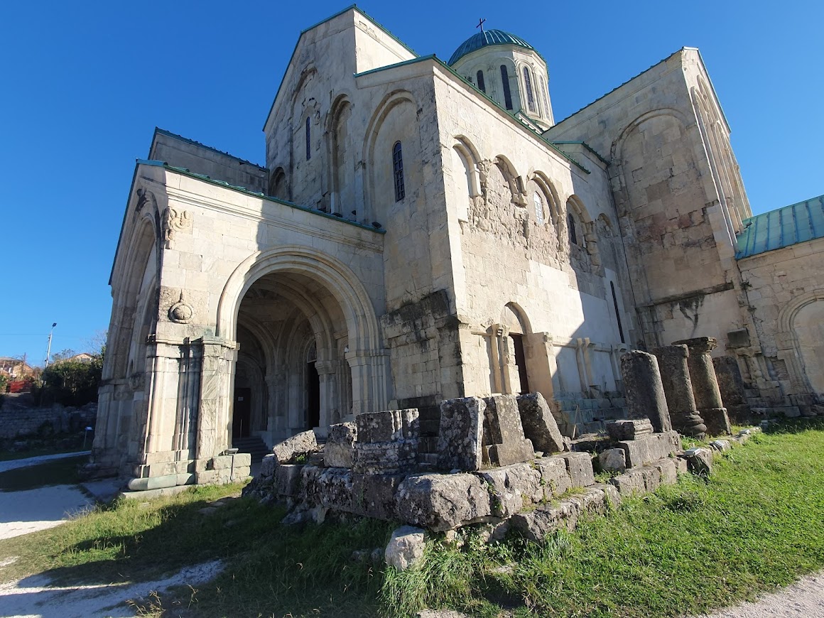 Dominira na brdu iznad Kutaisija: Katedrala Bagrati 