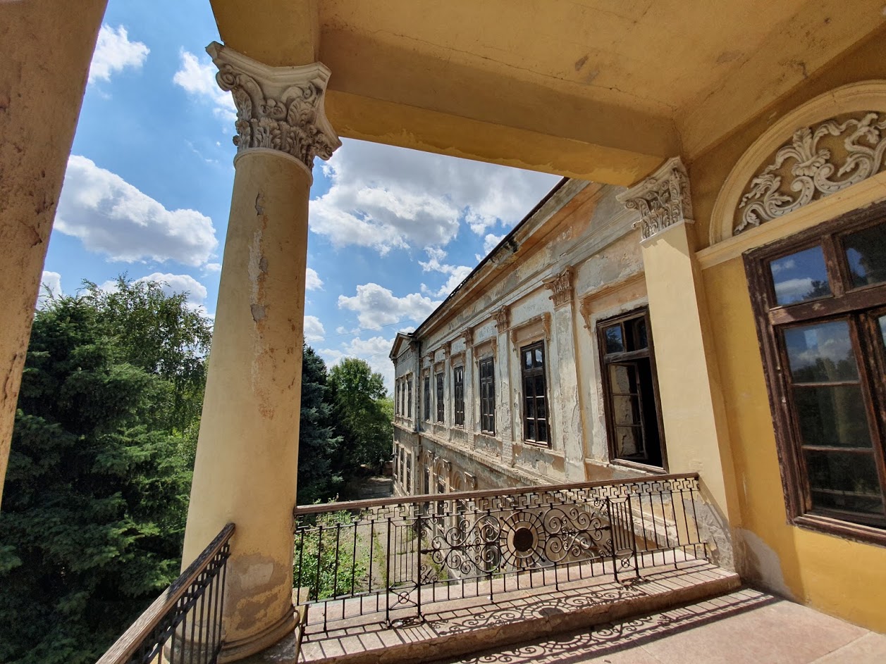 NAJVEĆI U VOJVODINI: Dvorac Karačonji u Novom Miloševu