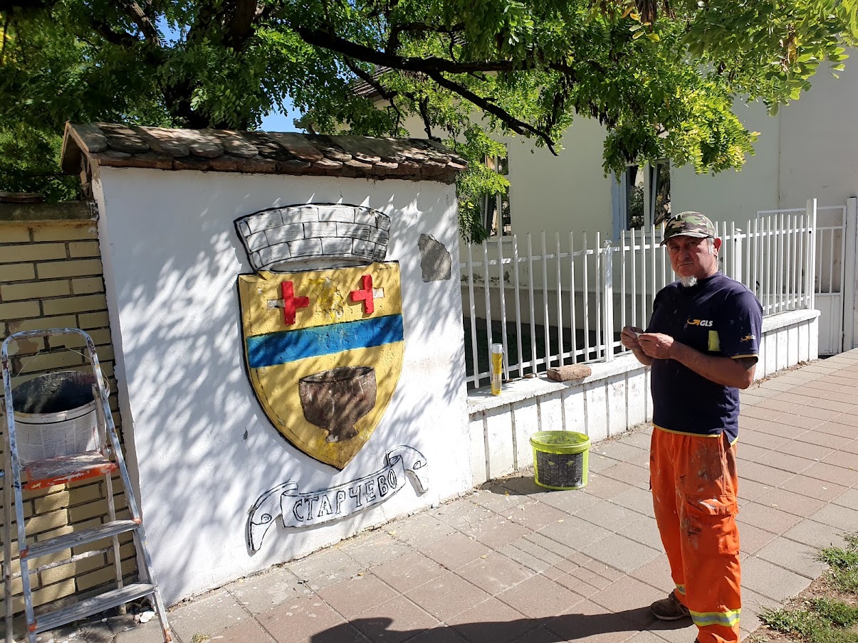 Tradicija: Majstor popravlja grb Starčeva na Trgu Neolita