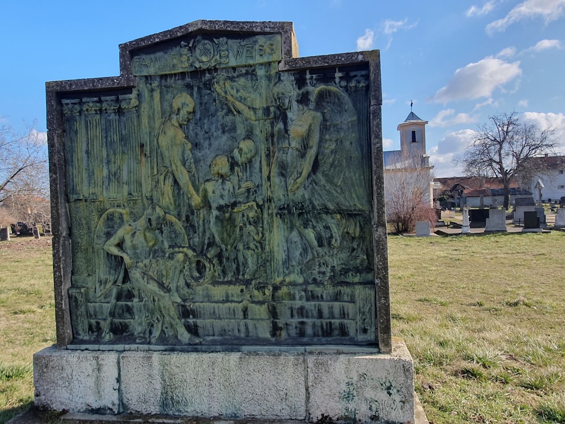 IMPOZANTNA GROBNICA PORODICE VAJS: Detalj sa Grkokatoličkog groblja