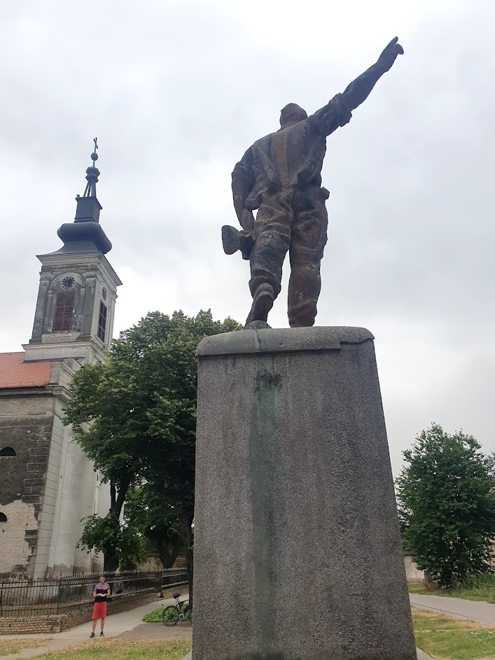 DVE EPOHE: Spomenik partizanu i pravoslavna crkva u centru Lalića
