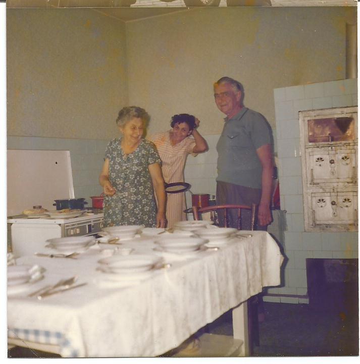 PORODIČNI ŽIVOT: Eugen Paul kao penzioner sa suprugom i snahom, fotografisano 1975.