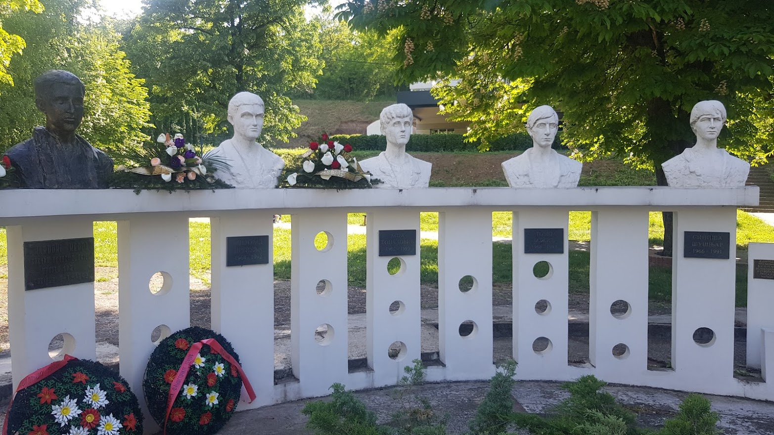 Spomenici poginulima u ratovima devedesetih u parku u Beočinu