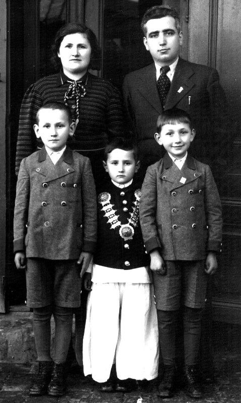 NAJMLAĐI PREDSEDNIK OPŠTINE U STAROJ JUGOSLAVIJI: Petar Popov sa suprugom i tri sina - najmlađi je čuveni Raša Popov