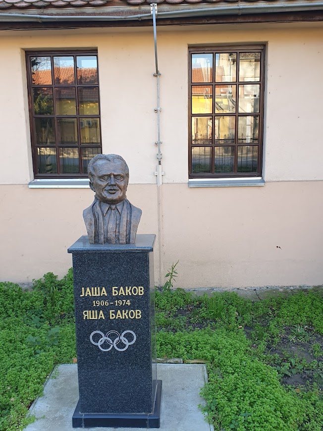 SLAVNI OLIMPIJAC: Spomenik Jaši Bakovu ispred Rusinskog muzeja u Đurđevu