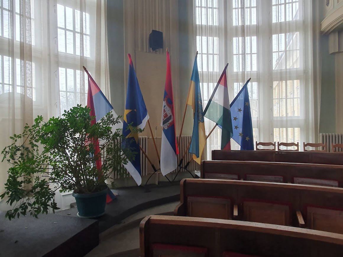 Svečana sala Gradske kuće: Zastave Srbije, Vojvodine, Sente, Mađarske zajednice u Srbiji i EU