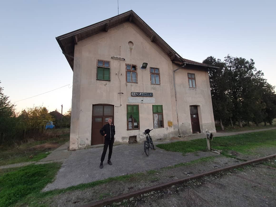 DVA POLASKA DNEVNO: Železnička stanica u Padeju