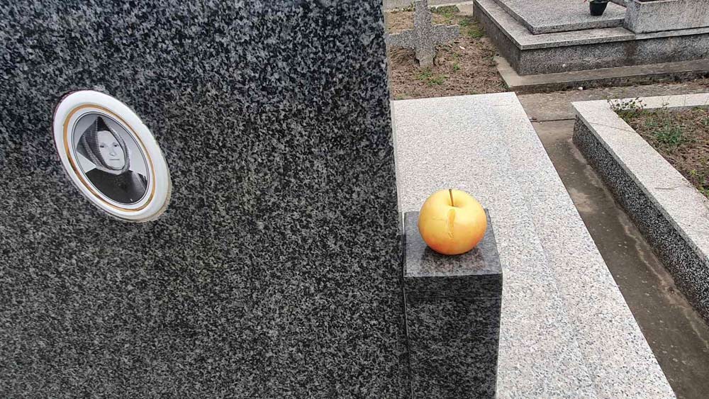 Jabuka na grobu