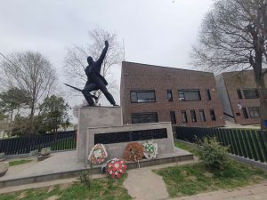 NARODNI HEROJ: Spomenik Veri Miščević ispred istoimene osnovne škole