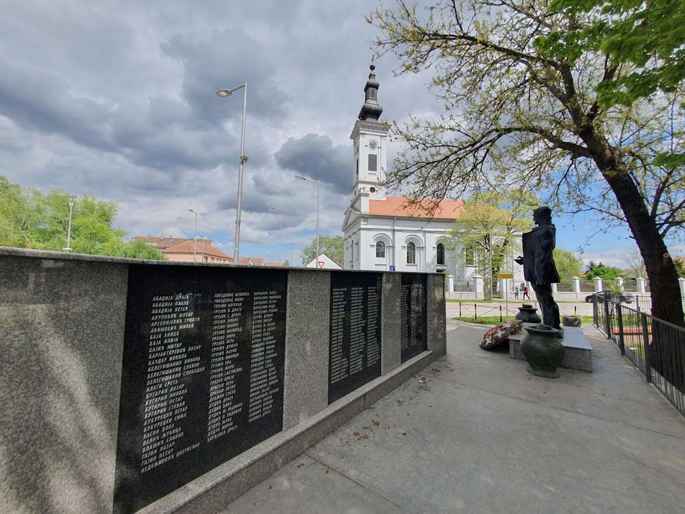 294 PALA BORCA I 30 ŽRTAVA TERORA: Spomenik poginulima u NOB u centru sela