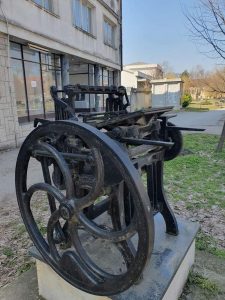 OSNOVANA 1918: Štamparska mašina izložena u centru mesta