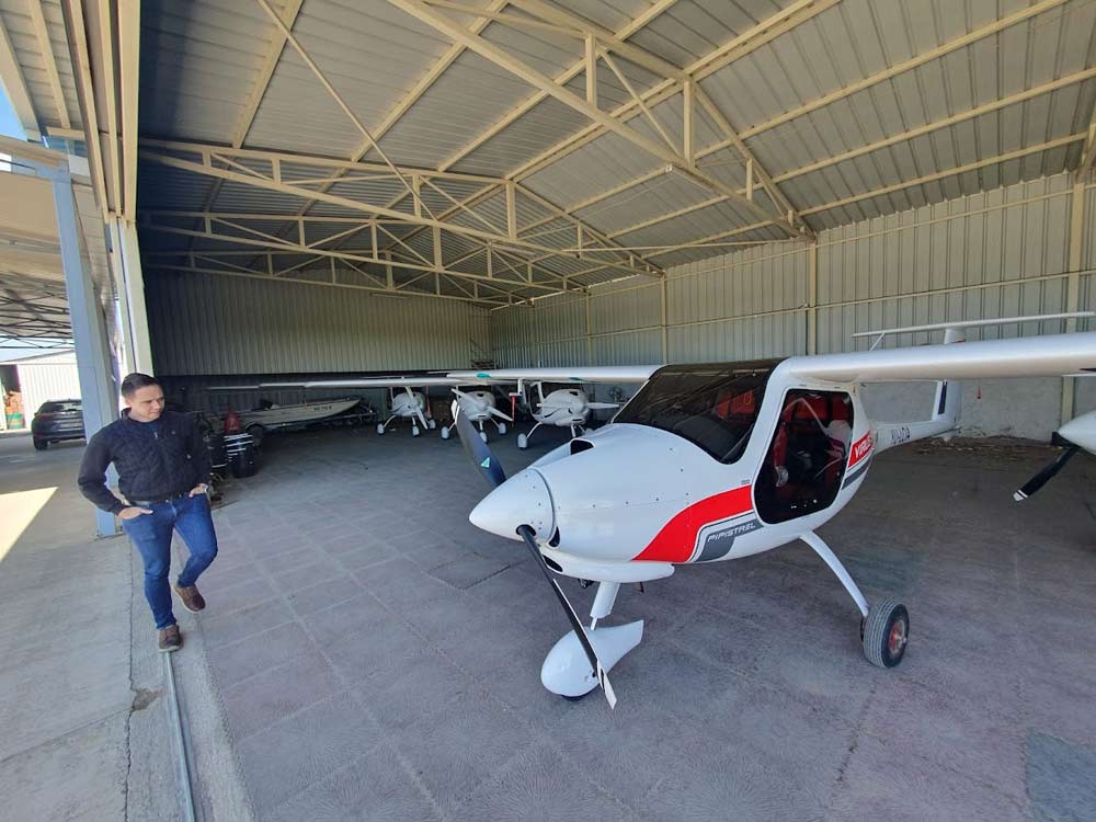 SREMCI POD OBLACIMA: Nikola Lovrić, bratanac vlasnika letačkog kluba "Vihor" pokazujem nam hangar sa avionima