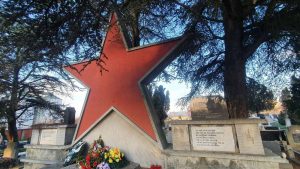 U SPOMEN PALIMA U NOB: Velika crvena zvezda na Pravoslavnom groblju u Šidu