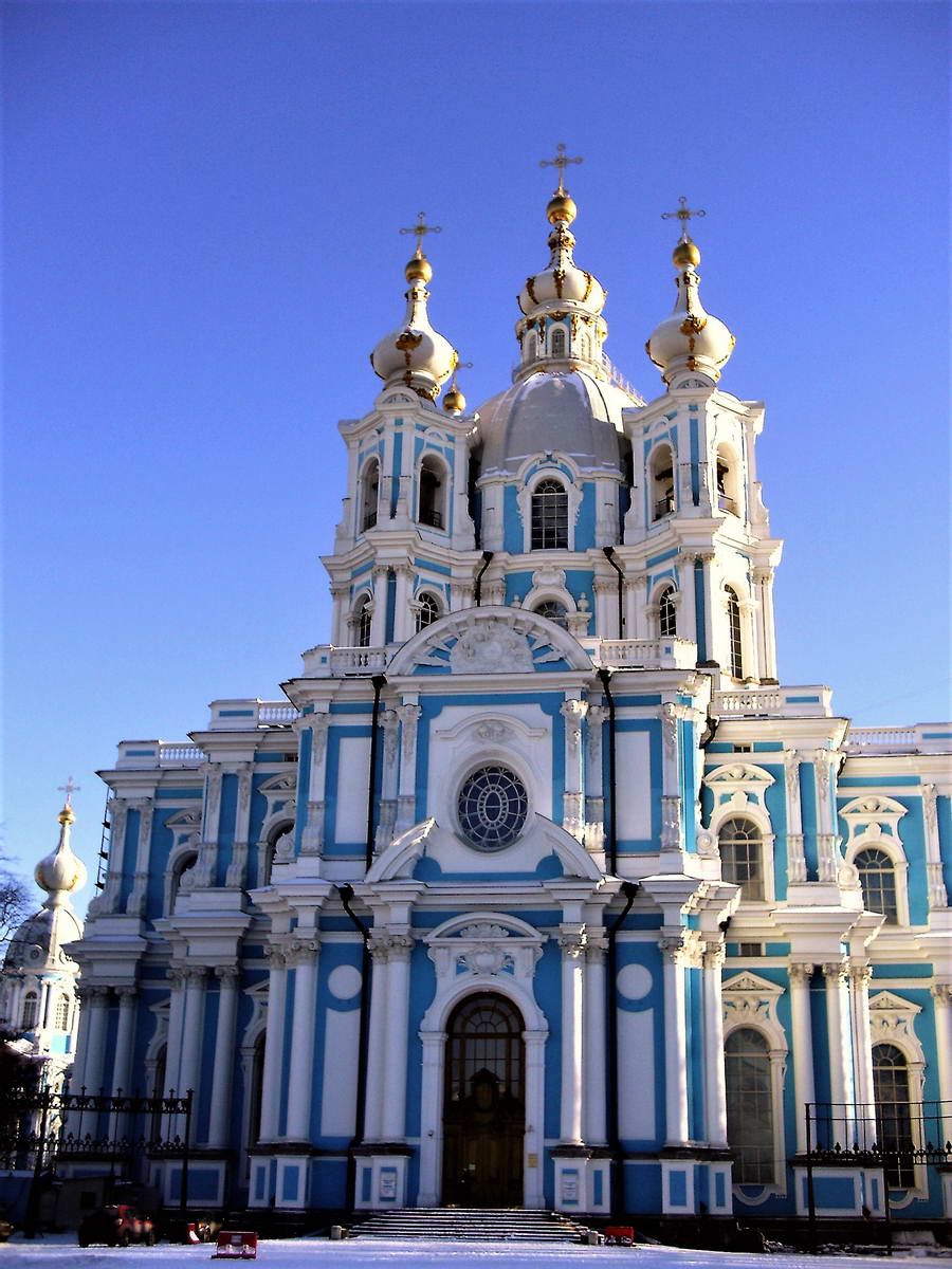Ruski barok, poznati i kao katarininski barok, obeležio je Italijan Rastrelli svojim elegantnim građevinama u plavoj i beloj boji.