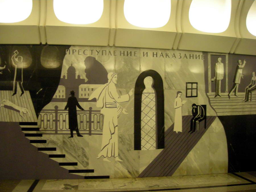 Metro stanica Dostojevskaja na zidovima ima crno-bele mermerne mozaike koji prikazuju scene iz Dostojevskovih romana. Fantastične metro-stanice koje se remek-dela za sebe, Gesamtkunstwerk, kako se lepo kaže: sveobuhvatno umetničko delo. Staneš u svaku i slikaš detaljno