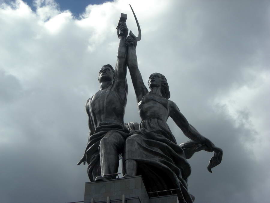 „Radnik i kolhoznica“, rad Vere Muhine, simbol je Sovjetskog Saveza i Moskve, i sjajno je delo soc-realizma, koji je u sebi mešao realizam i art-deko. Prvi put je izložena 1937. na Svetskoj izložbi u Parizu, pored Sene. Kasnije je monumentalna statua prenesena u Moskvu, a posle restauracije je podignuta na pijedestal u kompleksu VDNH.