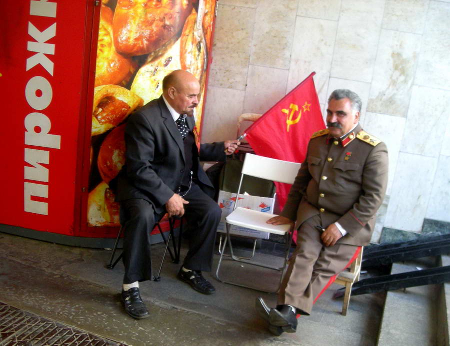 Lenjin i Staljin u metrou zarađuju na osnovu svoje sličnosti sa preminulim liderima komunizma.