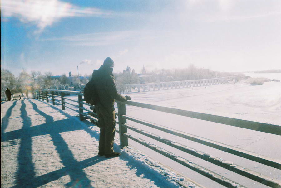 Zamrznuta reka Volhov u Novgorodu blešti neverovatnom svetlošću u januarsko podne!