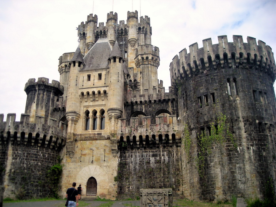 Zamak Butrón u mestu Gatika, u brdima Baskije, bio je utvrđeno utočište prgavog istoimenog baskijskog klana od drugih prgavih baskijskih klanova. Gorštaci su gorštaci, uvek i svuda. Današnji izgled je samo romantična, restaurirana bajka.