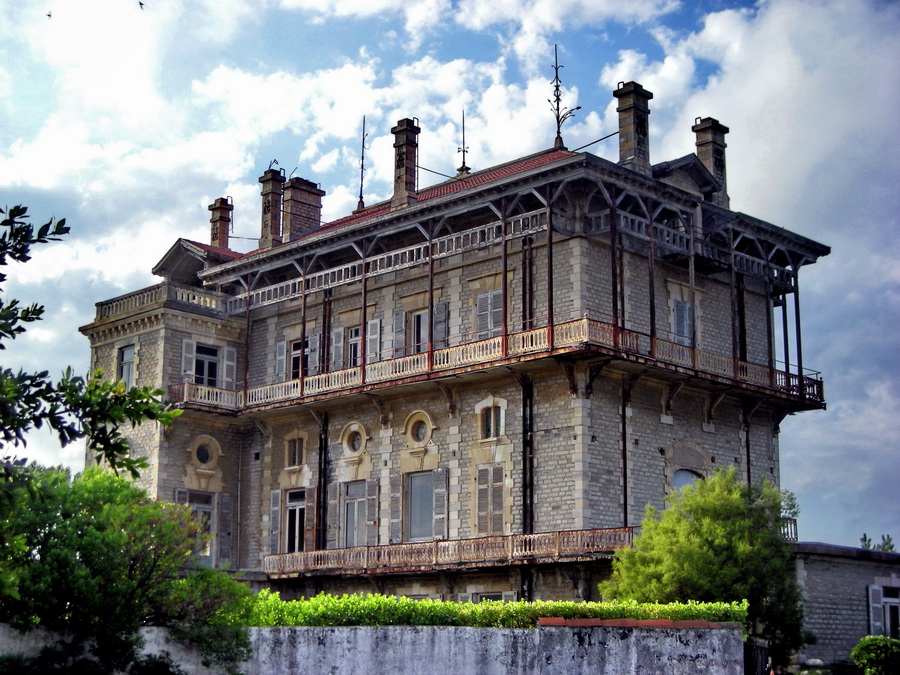 La Villa Belza: građena od 1880. do 1895. ova lepa vila na grebenu između Stare luke (Port Vieux) i Obale Baska (Côte des Basques) udomila je raznu svetsku elitu. Zbog vetrova sa Atlantika, stalno se urušava i stalno joj treba restauracija. Ali, to joj ne umanjuje lepotu.