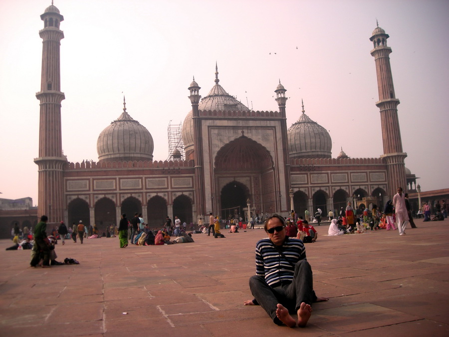 Džama Masdžid u Starom Delhiju je remek-delo mogulske arhitekture. Stotine ljudi bosi tumaraju unaokolo, neki spavaju i odmaraju se, neki se mole. Delhi je centar muslimanske Indije, iako su muslimani manjina.