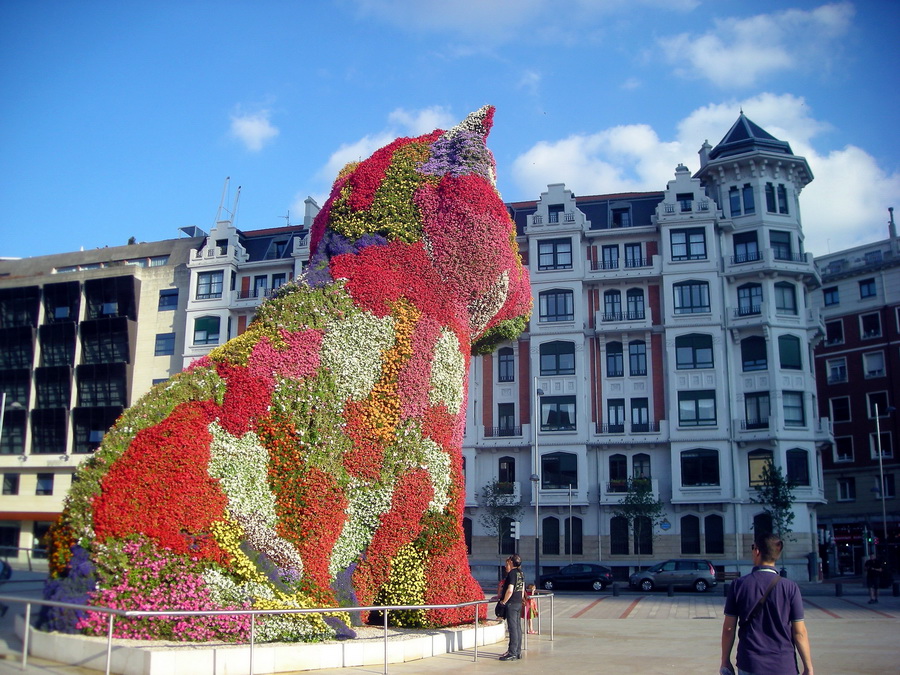 Kucov od cveća Jeffa Koonsa, najvećeg umetnika ili najvećeg manipulatoira umetninama, kako se uzme