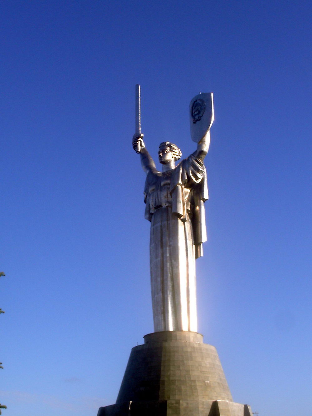 Kip Majke Domovine u Kijevu rad je sovjetskog vajara srpskog porekla, Jevgenija Vučetića. 