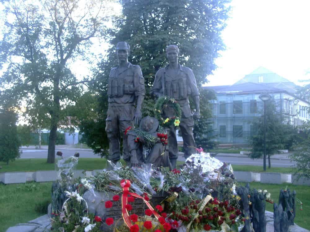 Dirljivi spomenik poginulim sovjetskim vojnicima u Avganistanskoj operaciji: rane su sveže, kao i cveće pored statua obučenih u pustinjske uniforme...