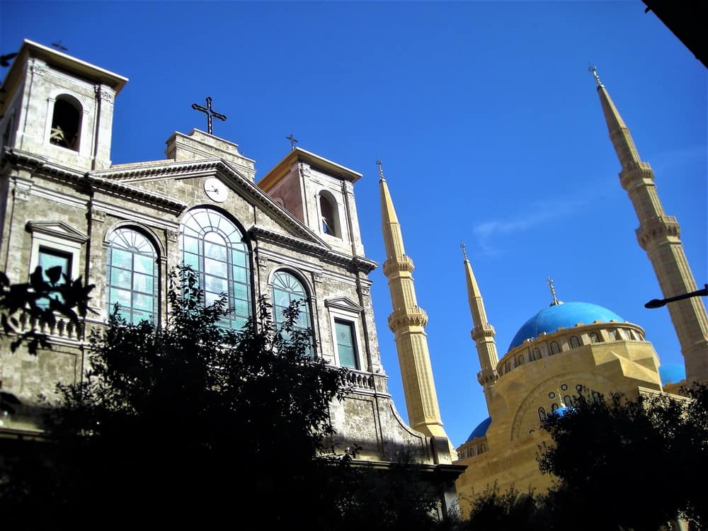 Crkva i džamija u jednom kadru, omiljeni snimak svih posetilaca Bejruta. Preživele su zajedno i Zelenu liniju, i masakre, i konzumerizam „Zlatnog doba“ koji se obnavlja.
