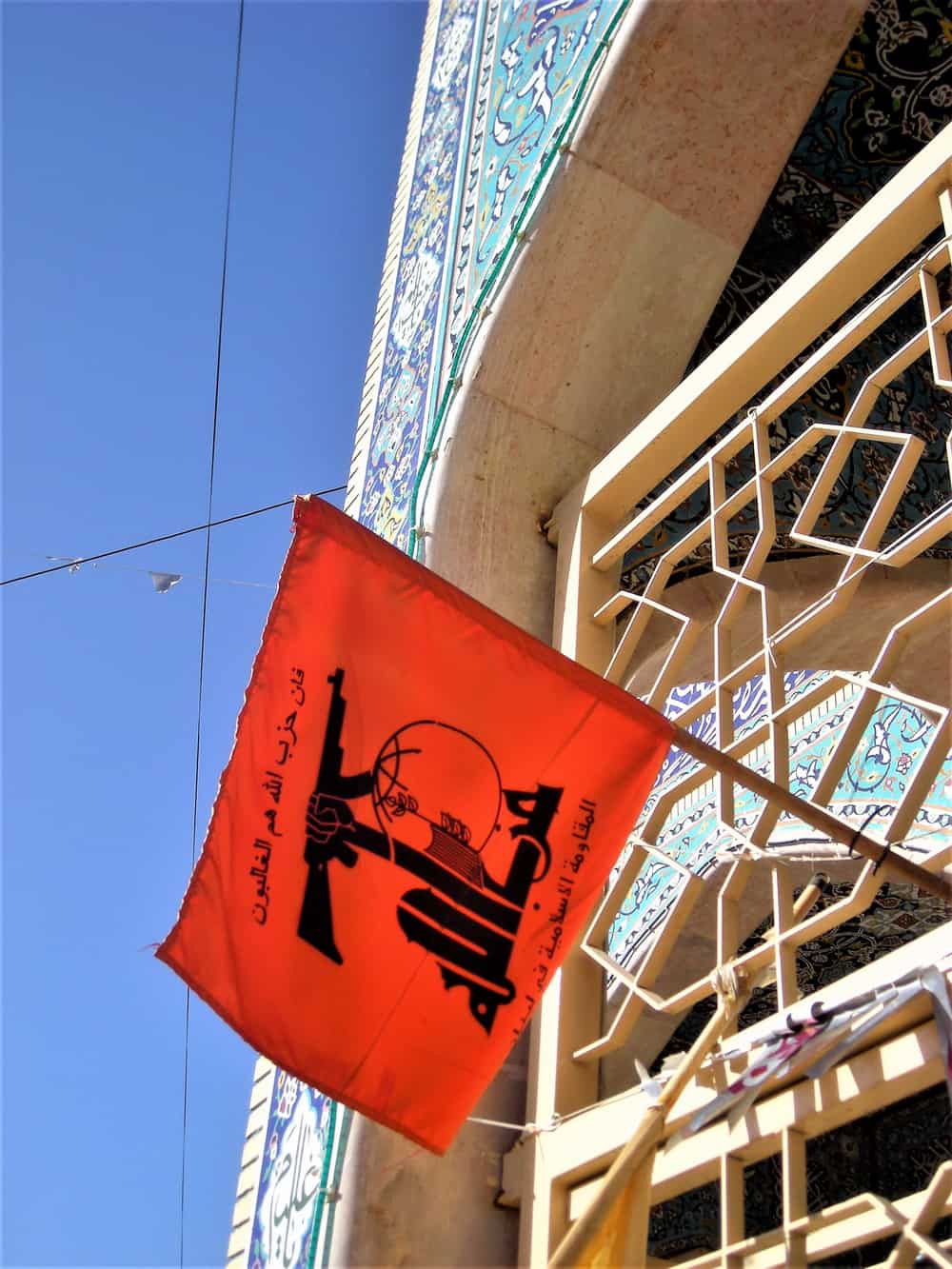 Odvajanje crkve i države? Zaboravi! Zastava Hezbolaha na šiitskoj džamiji u Balbeku.