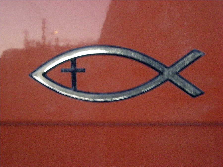 Hrišćani na auto stavljaju ovaj znak – mešavinu ribe i krsta, da bi se prepoznavali