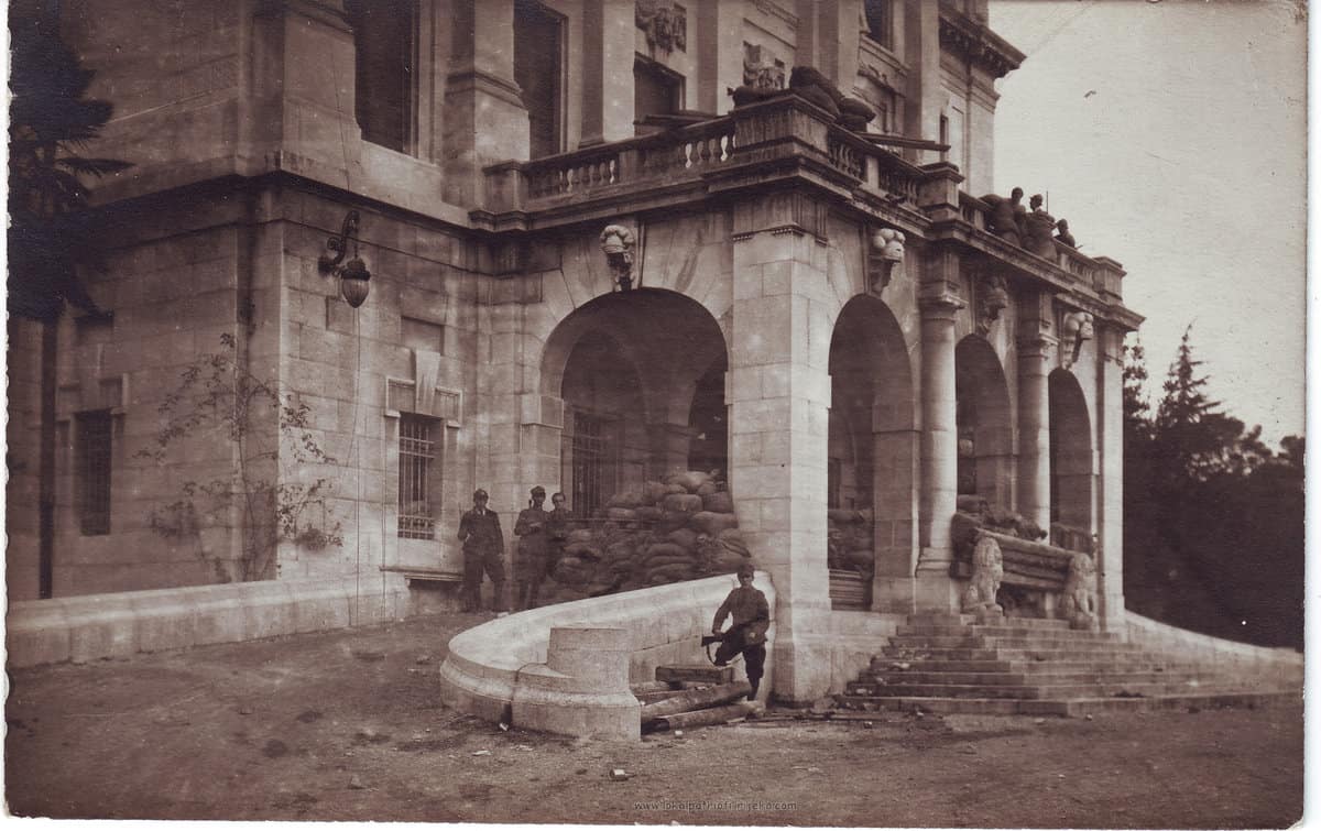 Barikade ispred Guvernerove palače tokom "Krvavog Božića" 1920.
